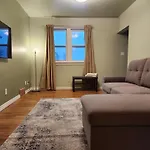 2-Bed House For Downtown, Stampede & Mountains