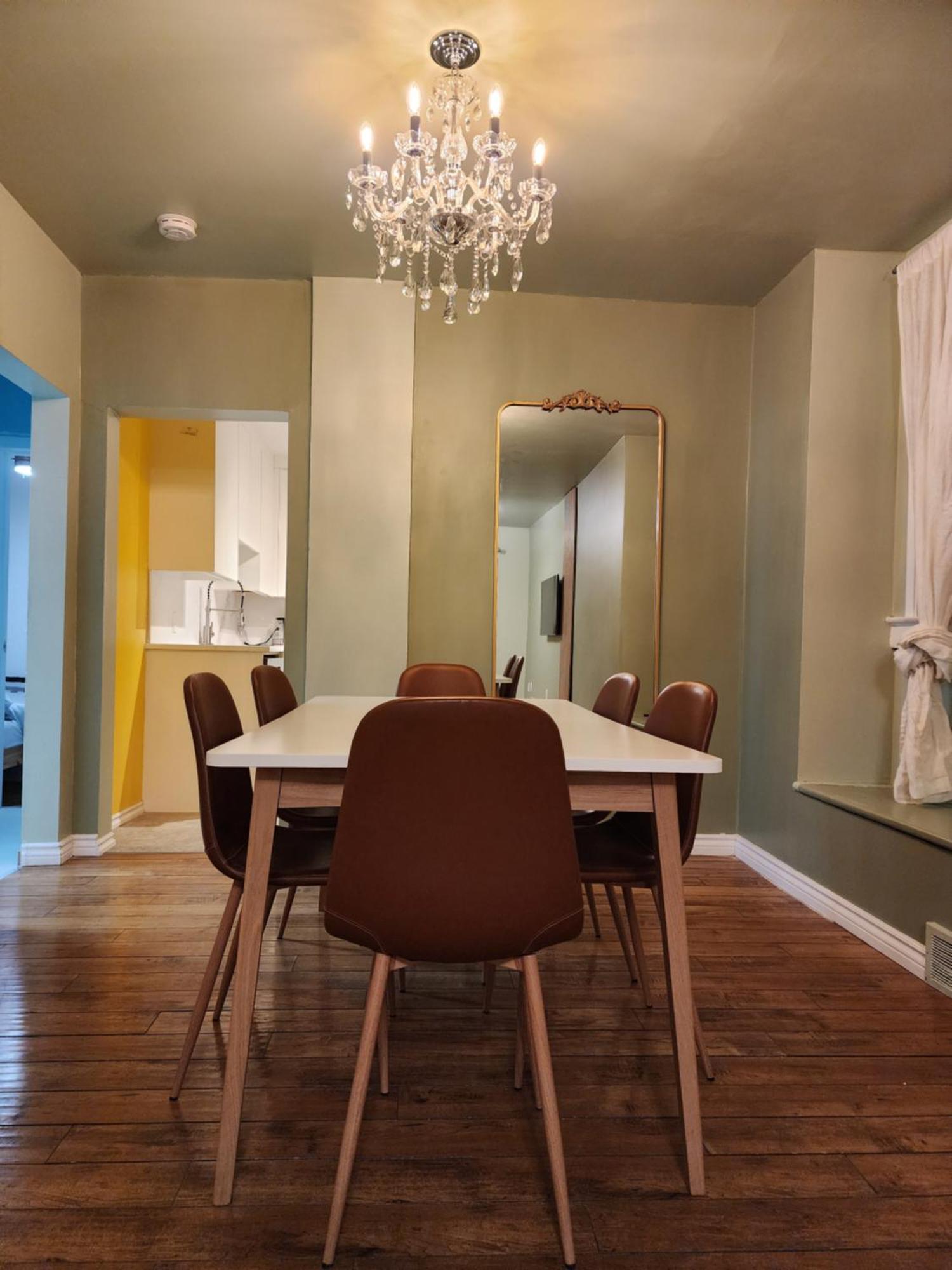 Apartment 2-bed House For Downtown, Stampede & Mountains Calgary