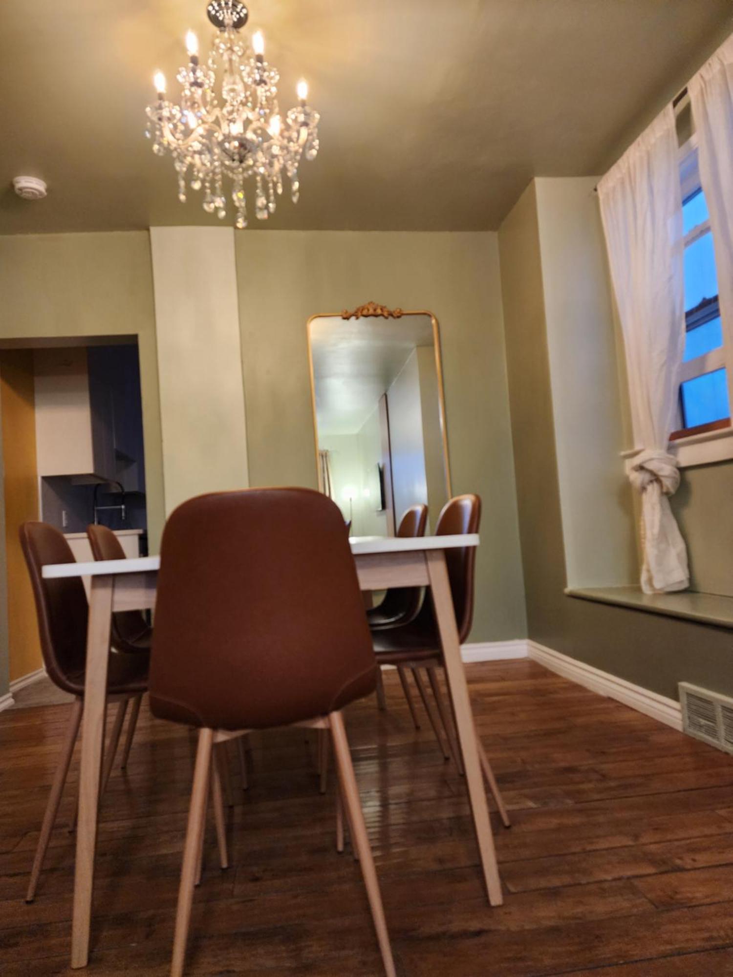 2-bed House For Downtown, Stampede & Mountains *
