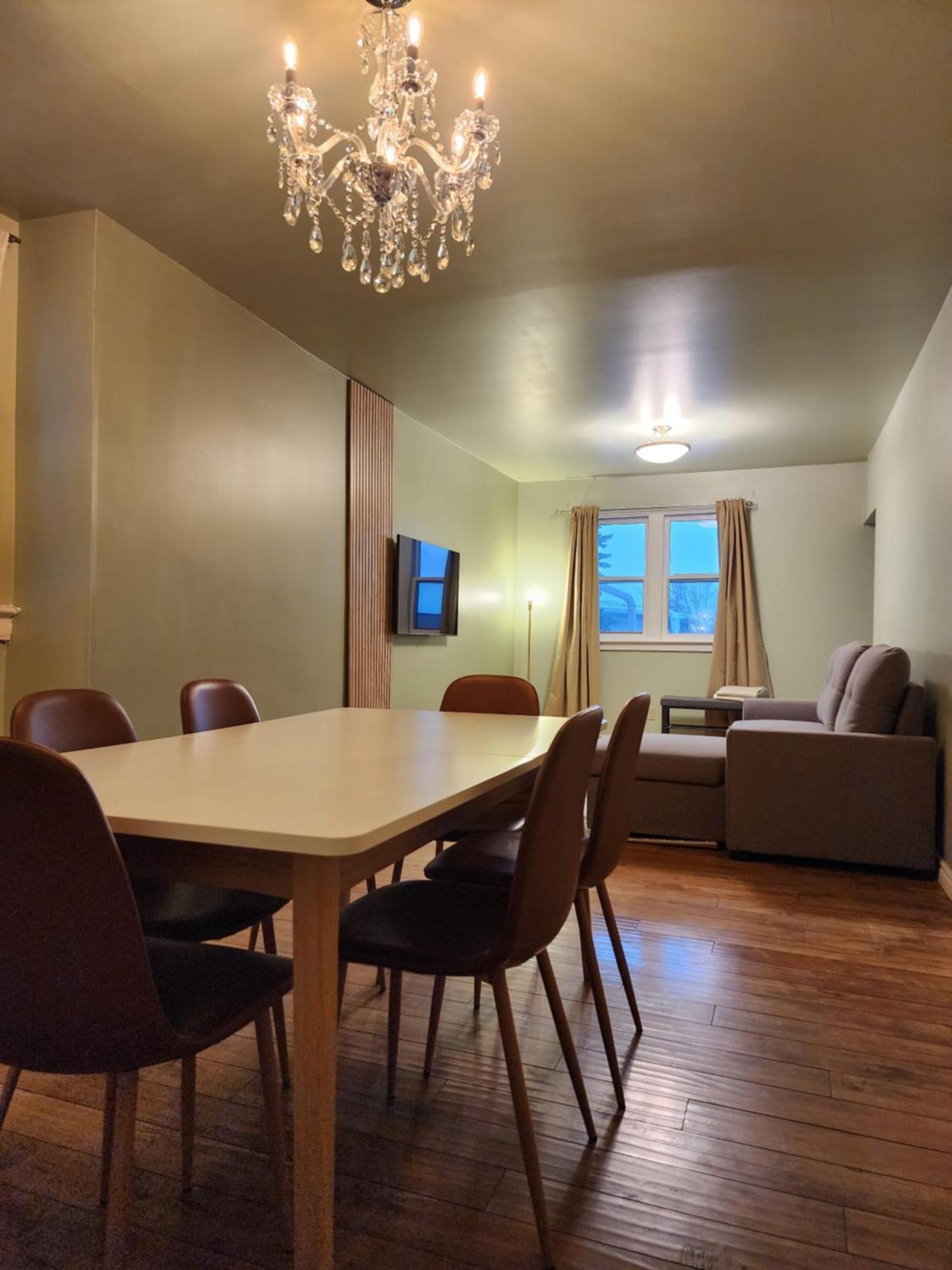 2-bed House For Downtown, Stampede & Mountains *