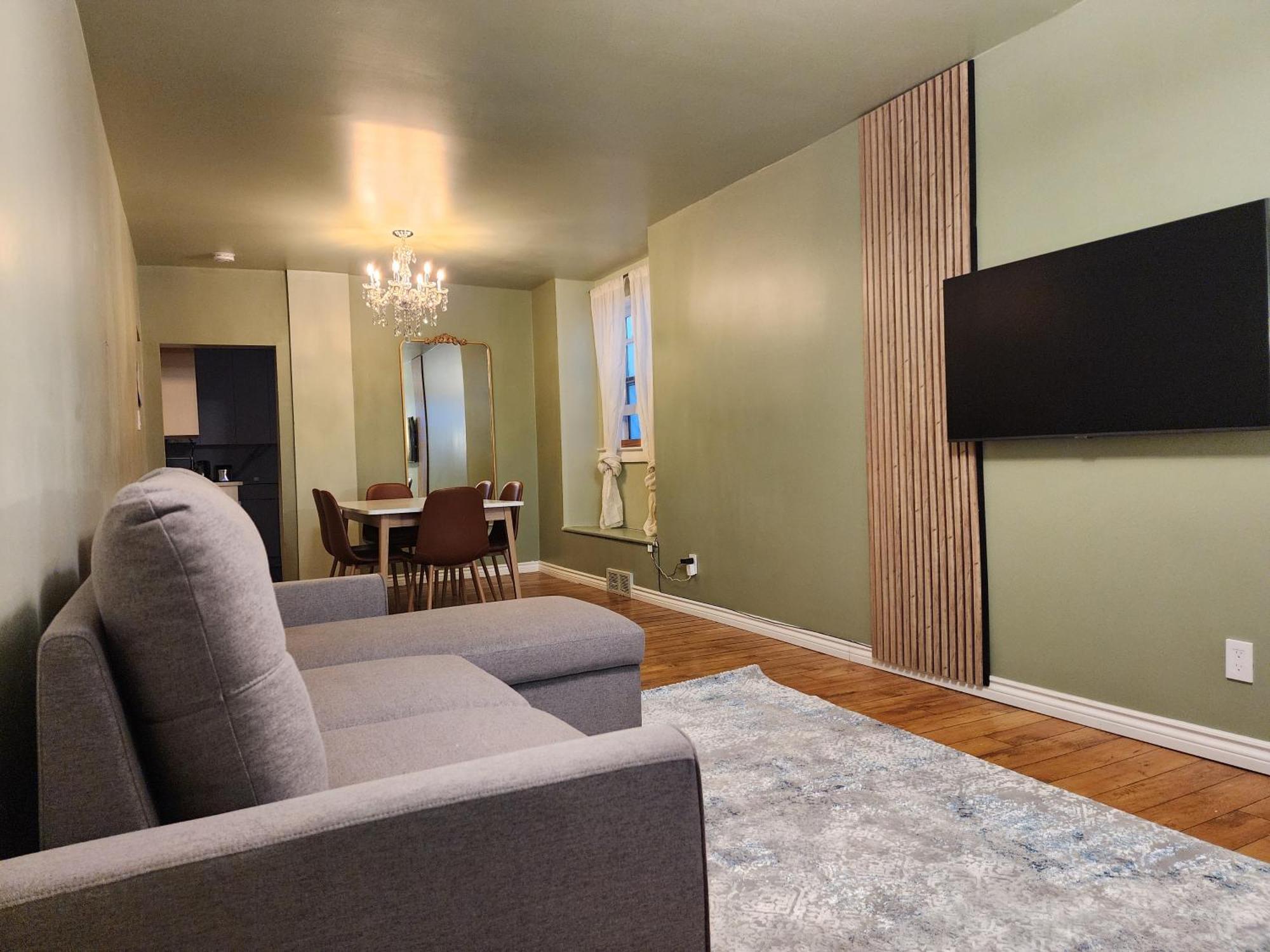 2-bed House For Downtown, Stampede & Mountains Apartment